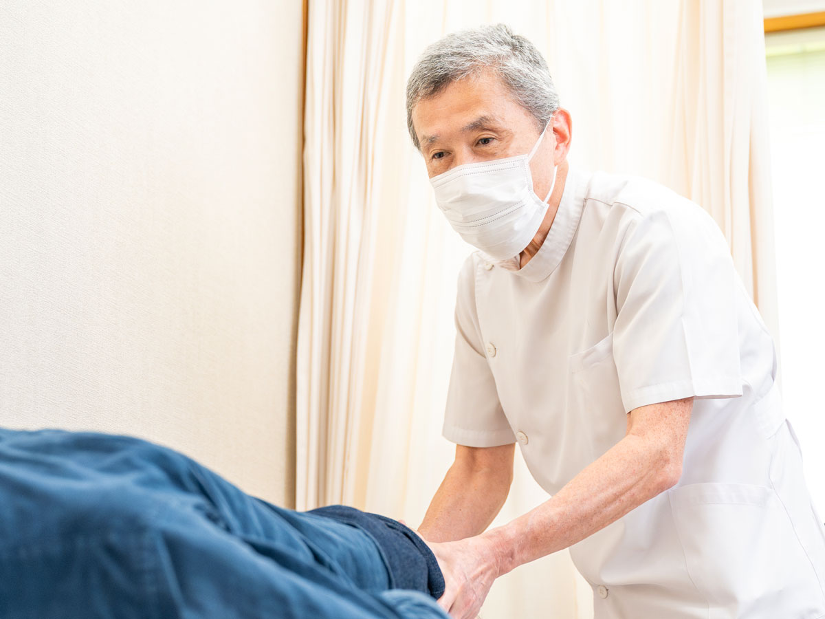 診察をする院長